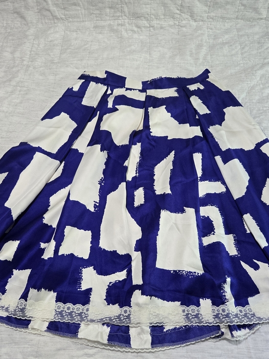 kate spade Dresses & Skirts - kate spade Blue and White Graphic 100% Silk Shell Pleated Skirt